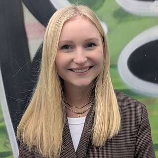 junge Frau mit langen blonden Haaren