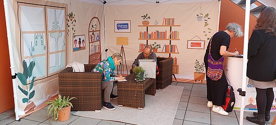 Im Chatroom sitzen zwei Menschen und schreben ihre Nachricht an die Kandidat*innen