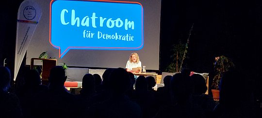 Sally Lisa Starken hält Vorlesung auf der Bühne