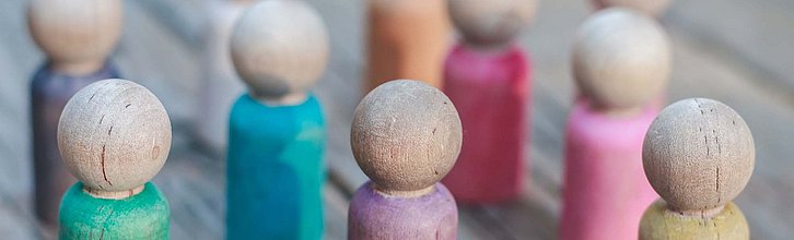 Verschiedenfarbige Holz-Spielfiguren