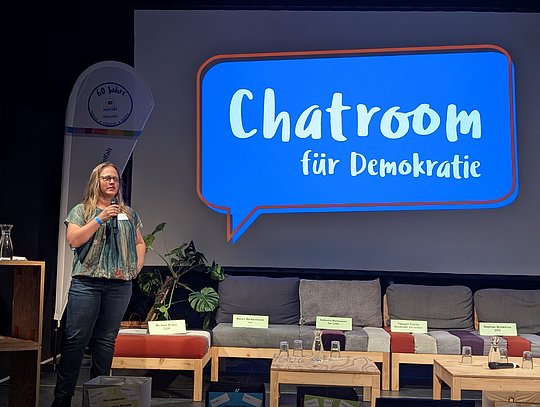 Frau spricht Einleitung auf der Bühne