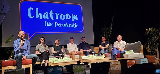 Bühnenansicht mit allen Kandidate*innen