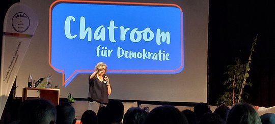 Frau Gakstatter auf der Bühne beim Vorwort