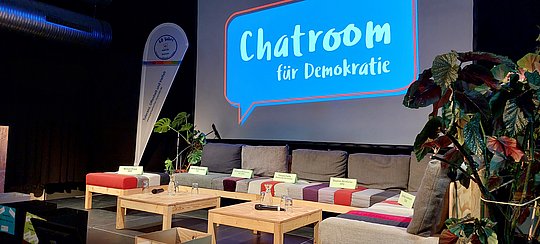 Blick auf die Bühne mit den Sitzgelegenheiten ohne Menschen