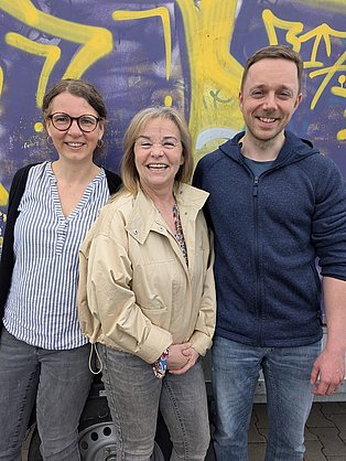 Foto von 2 Frauen und einem Mann